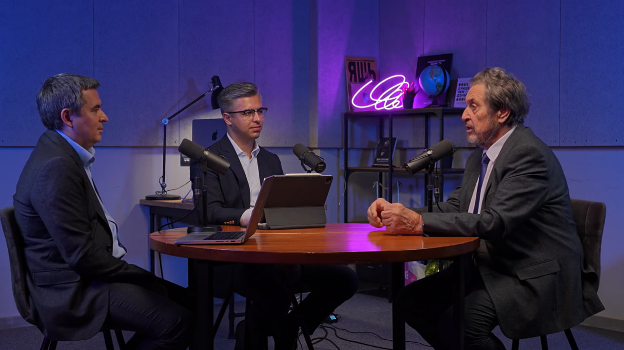 На фото (слева направо): основатель первого ИТ-парка Татарстана Арсен Хуснутдинов; директор ИВФ РТ Дамир Галиев; инженер, предприниматель и отец Илона Маска Эррол Маск. Фото: скриншот подкаста ИВФ РТ