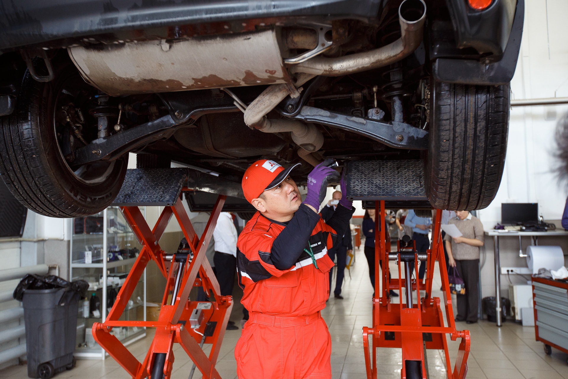 Обслуживание mitsubishi. Диагностика ходовой. Диагностика ходовой части автомобиля. Сервис Митсубиси. Механик на Митсубиши.