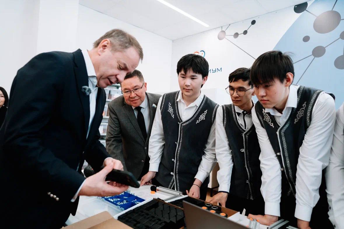 Сбер и «Манжерок» передали алтайской школе №7 фотовыставку и оборудование