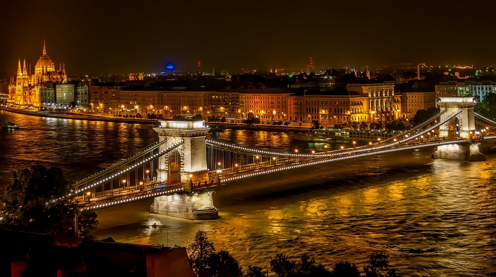 Цепной мост через Дунай, соединяющий две части Будапешта