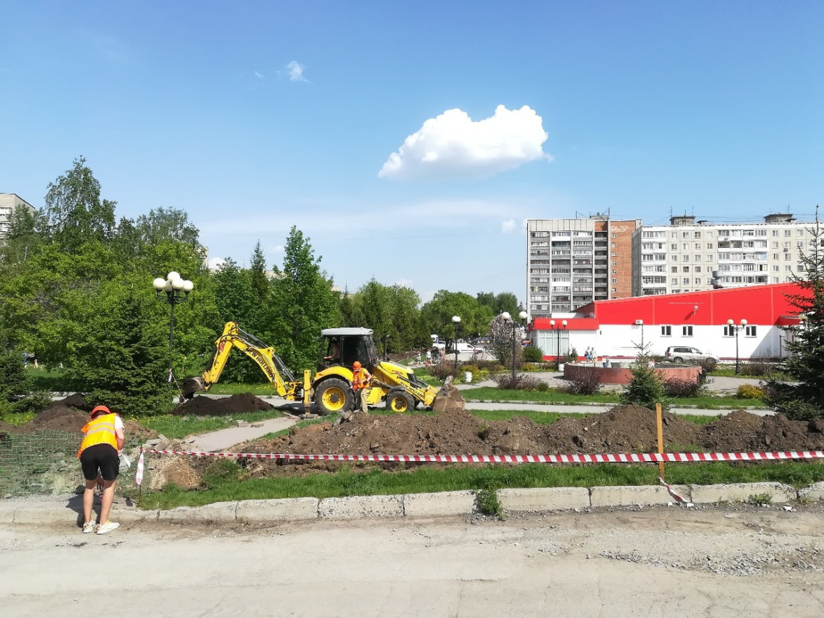 На месте парка ведутся работы по демонтажу аттракционов, детских и спортивных площадок, старых дорожек. (Фото: vk.com/greennsk54)