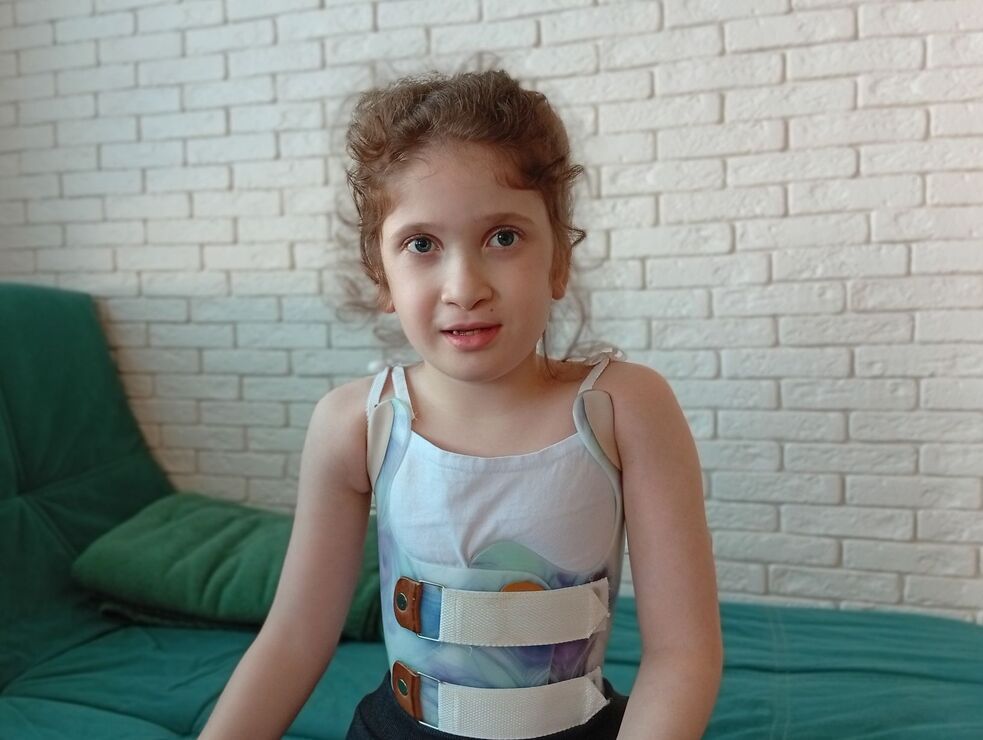 Восьмилетней Еве Байловской из Краснодара необходим ортопедический корсет
