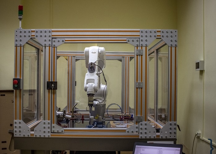 В ЮФУ запустили промышленного робота-манипулятора