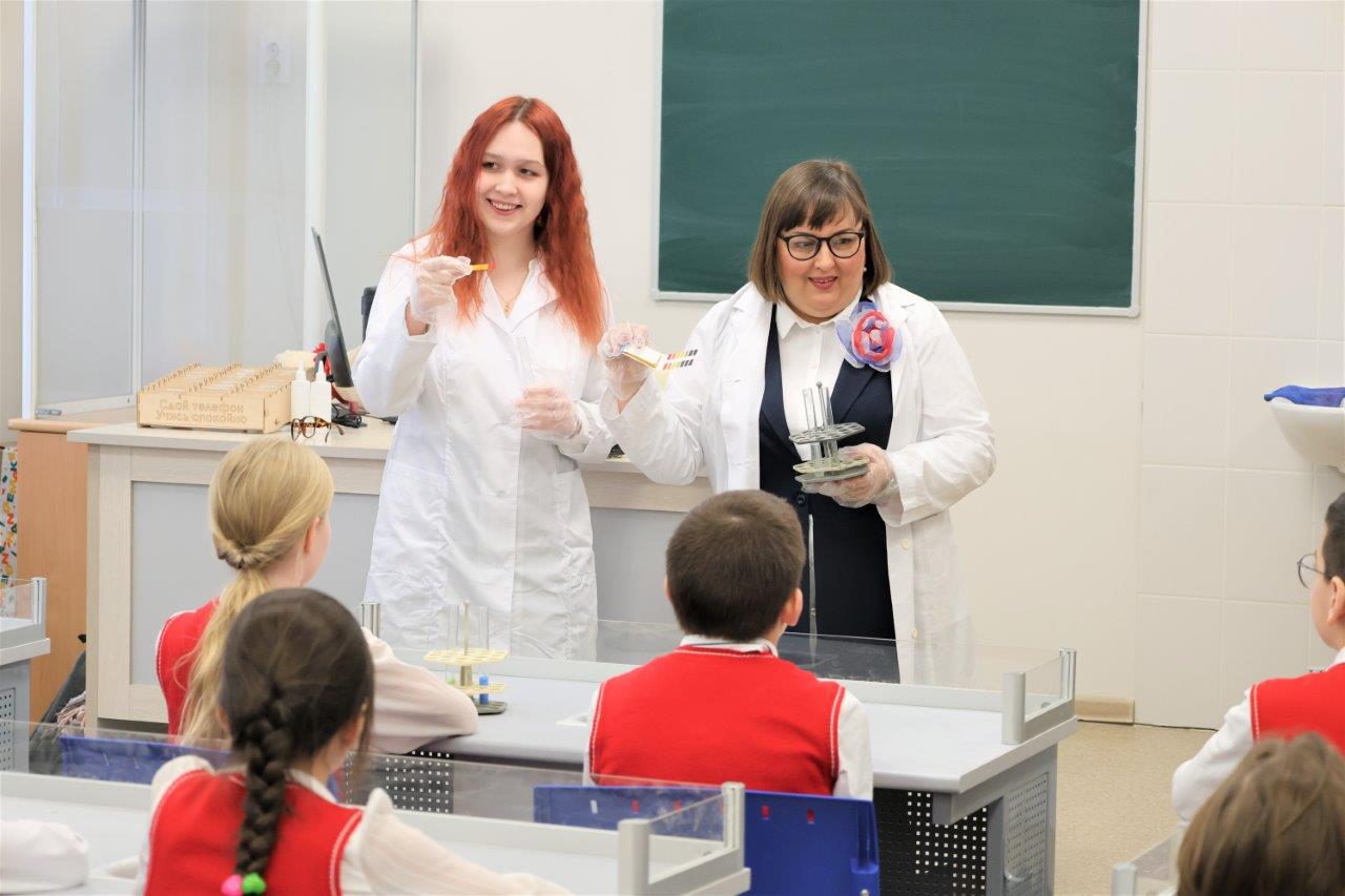 Анастасия Белоглазова и учитель химии Елена Савицкая проводят опыт. Фото: Андрей Хузин