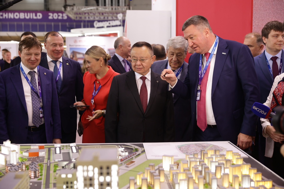 Министр строительства посетил стенд «Синара-Девелопмент» на форуме 100+