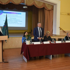 Ректор Финансового университета при правительстве РФ Станислав Прокофьев (слева) на встрече с работниками омского филиала

Фото: Снежана Дорошенко