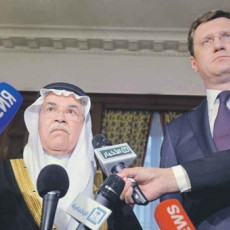 Министр нефти Саудовской Аравии Али ан-Нуайми и министр
энергетики России Александр Новак