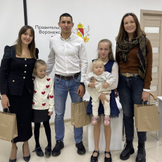 Виктория Анохина (ГК «Развитие») и герои ниндзя-спорта (Фото: пресс-служба «Центра развития спортивного предпринимательства»)