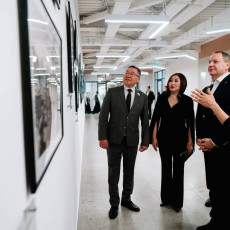 Сбер и «Манжерок» передали алтайской школе №7 фотовыставку и оборудование