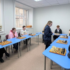Сотрудница «Уралхима» сыграла в шахматы со студентами КИТа