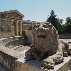 Грязелечебница имени Н.А. Семашко в Ессентуках, построенная в 1915 г. Скульптуры львов у входа символизируют победу медицины над болезнями - они прижимают змею к земле. Фото: Татьяна Барыбина