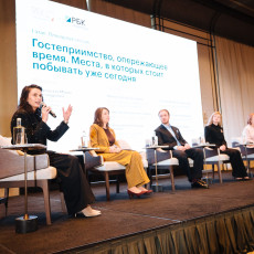 Модератор пленарной сессии руководитель направления устойчивого развития отелей TASIGO Мария Табаровская. Фото Даниила Шведова