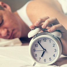 От стресса до болезней сердца: врачи назвали причины нарушений сна