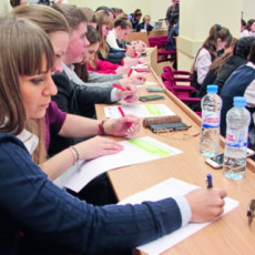 Число учащихся в Петербурге студентов точно не определено, но, по разным подсчетам, колеблется от 200 до 400 тыс. человек одновременно
