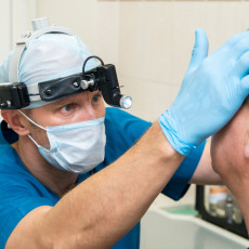 Дмитрий Сергеевич Алексеенко, заведующий оториноларингологическим отделением проводит осмотр пациента после эндоскопической синус-операции (все фото: «РЖД-Медицина»)