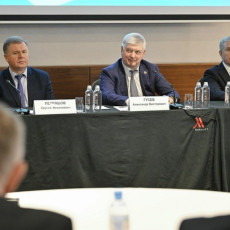 Сергей Петряшов, Александр Гусев, Сергей Трухачев (Фото: пресс-служба правительства Воронежской области)