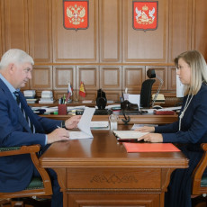 Александр Гусев и Ангелина Севергина (Фото: пресс-служба правительства Воронежской области)