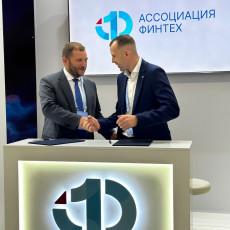 «Уралсиб» и «Сравни» подписали соглашение о стратегическом партнерстве 