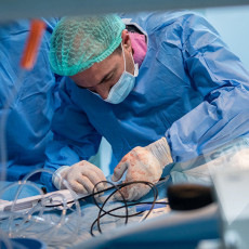В Новосибирске разработали инновационный клей для хирургических операций