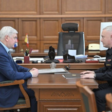 Александр Гусев и  Алексей Баранников (Фото: пресс-служба правительства Воронежской области)