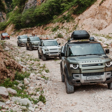 Каждое из трех семейств Land Rover: Defender, Discovery и Range Rover по-своему открывает для вас мир за гранью обыденного (Все фото: «Альбион-Моторс»)