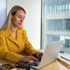 https://ru.freepik.com/free-photo/business-woman-banner-concept-with-copy-space_30589152.htm#fromView=search&page=2&position=47&uuid=90999f3b-ec90-4720-9288-916f3c0a4f31&query=%D0%96%D0%B5%D0%BD%D1%89%D0%B8%D0%BD%D0%B0+%D0%B2+%D0%BE%D1%84%D0%B8%D1%81%D0%B5