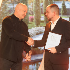 Коммерческий директор ГК «СУ № 1» Владислав Иванов (справа) получает премию «Лидеры жилищного строительства РБ — 2025»