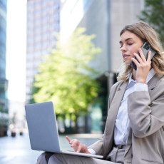 <a href="https://ru.freepik.com/free-photo/businesswoman-checking-diagram-and-work-on-laptop-calling-someone-on-mobile-phone-sitting-outdoors-i_33234695.htm#fromView=image_search_similar&page=1&position=22&uuid=10973e63-1b02-459b-b328-3ed8dbf34927">Изображение от benzoix на Freepik</a>