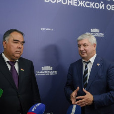 Раджаб Ахмадзода и Александр Гусев (Фото: пресс-служба правительства Воронежской области)