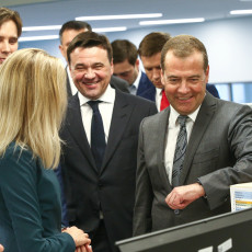 28 мая губернатор Московской области Андрей Воробьев (в центре) ознакомил главу правительства Дмитрия Медведева (справа) с работой Центра управления регионом