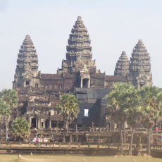 Центральное сооружение Ангкор Вата – многоярусная конструкция с множеством лестниц и переходов, окруженная рвом, и самая большая культовая постройка в мире размером 400 квадратных метров!
