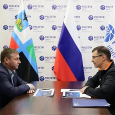 Александр Шуваев и Борис Эбзеев (Фото: пресс-служба филиала «Россети Центр» — «Белгородэнерго»)