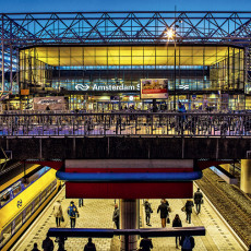 Можно жить в Амстердаме, а работать в Гааге — до нее 65 км и 37 минут на поезде