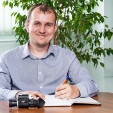 Павел Вихарев окончил Сибирский государственный университет геосистем и технологий, имеет многолетний опыт работы в разработке электронно-оптических систем