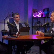 На фото (слева направо): основатель первого ИТ-парка Татарстана Арсен Хуснутдинов; директор ИВФ РТ Дамир Галиев; инженер, предприниматель и отец Илона Маска Эррол Маск. Фото: скриншот подкаста ИВФ РТ