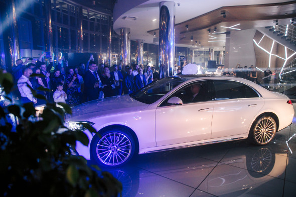 Директор департамента продаж легковых автомобилей «Мерседес-Бенц Рус» Мария Морозова: «Россия стала первой страной, после мировой премьеры куда мы привезли S-Класс. Это сердце нашего бренда и икона автомобилестроения. Не зря именно S-Класс — самый продаваемый автомобиль представительского класса в мире».
