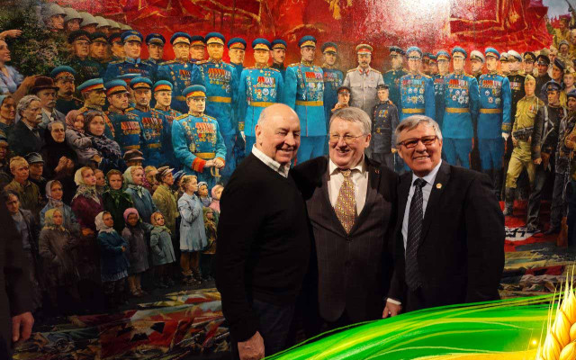 Сергей Козубенко (в центре) на фоне картины  «Наша Победа!».
Фото: ВСФСО «Урожай»