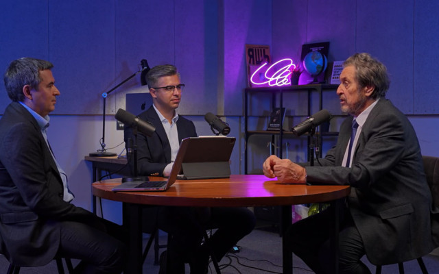 На фото (слева направо): основатель первого ИТ-парка Татарстана Арсен Хуснутдинов; директор ИВФ РТ Дамир Галиев; инженер, предприниматель и отец Илона Маска Эррол Маск. Фото: скриншот подкаста ИВФ РТ