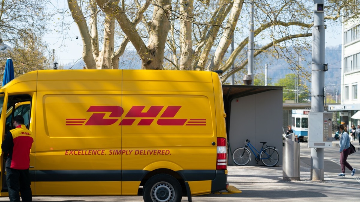 Сервис доставки DHL повышает ставки для клиентов из США на 6% | РБК  Инвестиции