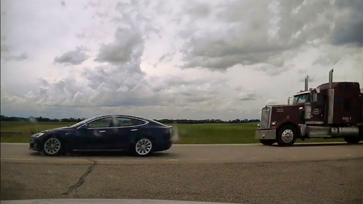 Водителя Tesla задержали за сон во время езды со скоростью 150 км/ч ::  Autonews