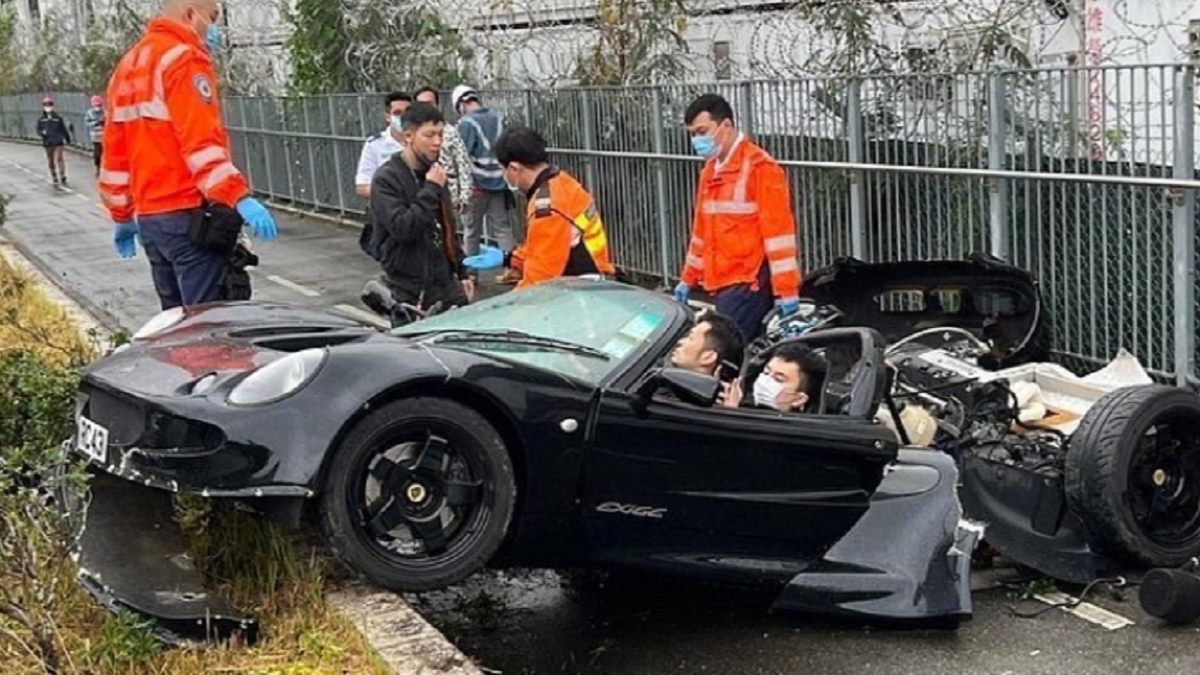 Водитель и пассажир остались живы после аварии, разнесшей спорткар на  кусочки :: Autonews