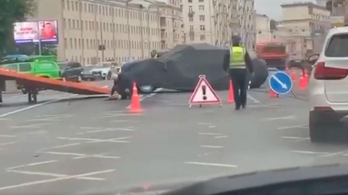 Таинственный Aurus Senat попал в ДТП в центре Москвы. Все подробности ::  Autonews