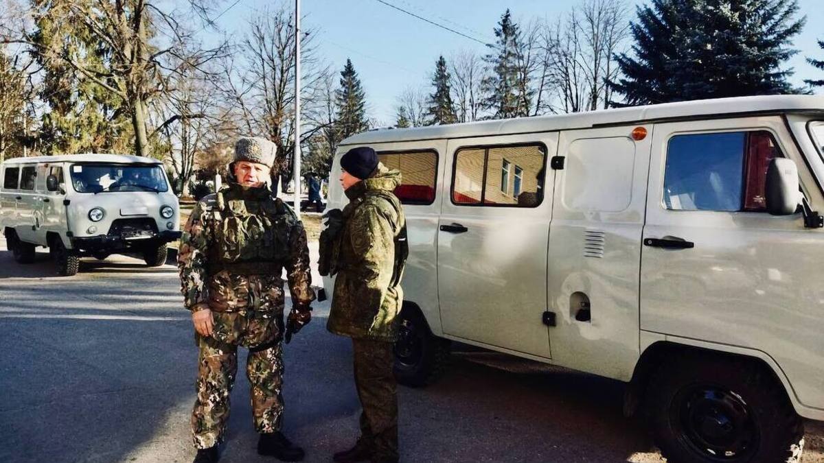 Губернатор стоит справа
