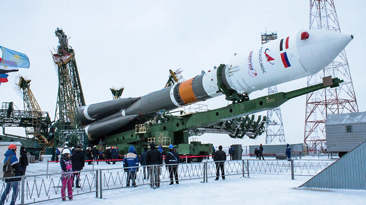 Ракета «Союз-2.1б» с египетским спутником Egyptsat-A на стартовой площадке космодрома Байконур
