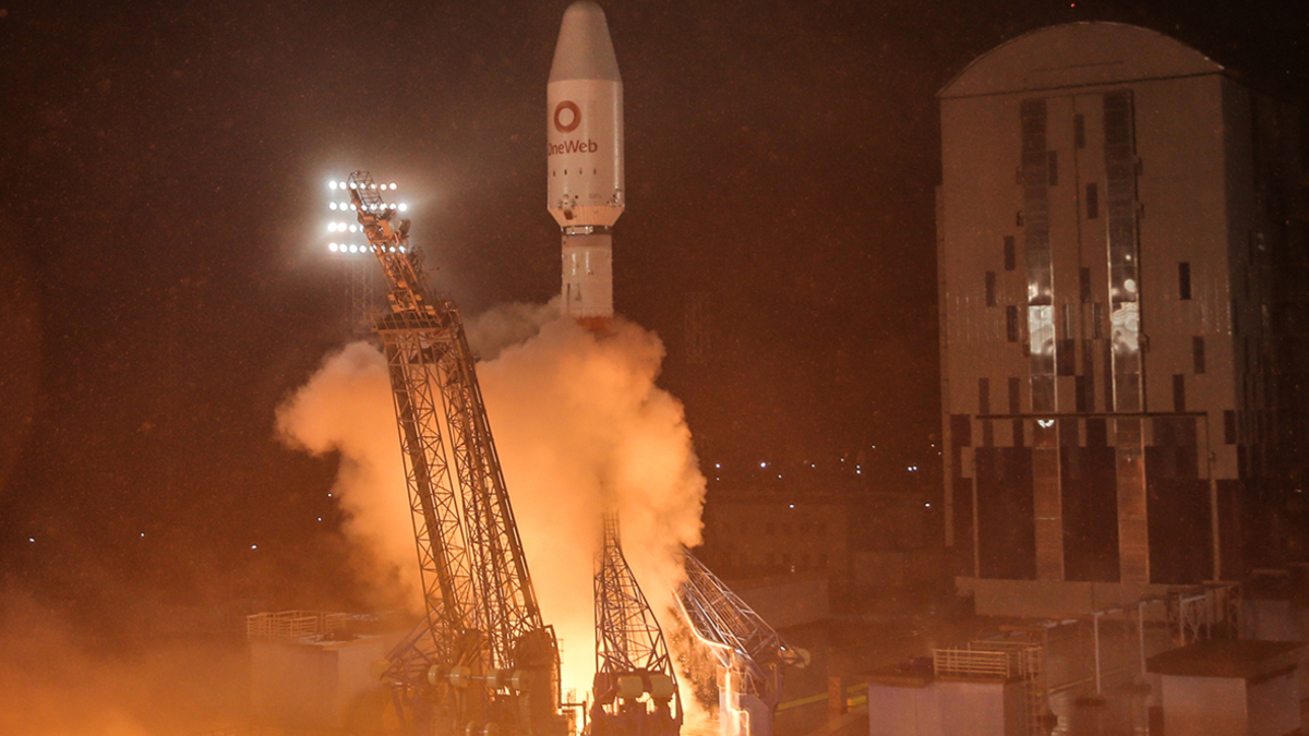 Ракета-носитель &laquo;Союз-2.1б&raquo; с разгонным блоком &laquo;Фрегат&raquo; и 36 космическими аппаратами британской спутниковой компании OneWeb во время запуска со стартовой площадки космодрома Восточный