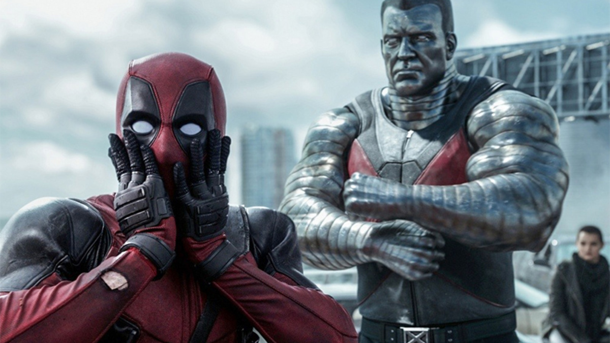 «Дэдпул»
Фильм кинокомпании 20th Century Fox — пародия на классические фильмы про супергероев, но при этом может стать одним из самых кассовых фильмов в этом жанре. Главный герой в исполнении Райана Рейнольдса обладает только одной суперспособностью — регенерацией, зато много и часто скабрезно шутит и разговаривает со зрителем.
Перед выпуском фильма 20th Century Fox провела масштабную маркетинговую кампанию. К примеру, Райан Рейнольдс в костюме Дэдпула продавал еду во время самого популярного спортивного мероприятия в США — матча за Суперкубок по американскому футболу. Кроме того, актер проехал по нескольким странам с презентацией фильма. В России он сходил на телешоу «Вечерний Ургант», устроил фотосессию на Красной площади и пошутил про хачапури на пресс-конференции.
Директор по маркетингу «Двадцатый век Фокс Россия» Николай Борунков объяснил РБК, что «Дэдпул» показал такие результаты в России не только из-за активной маркетинговой кампании:
«Во-первых, у аудитории возникла некоторая усталость от просмотров традиционных супергеройских историй, а «Дэдпул» — их антипод, это очень нетипичный персонаж. На наш взгляд, он близок российскому зрителю, потому что он остроумный и с иронией преодолевает все сложности, которые происходят в его жизни. Наверное, во многом это характеризует и нашего человека. Так что это персонаж на злобу дня».
В картине много нецензурной лексики, насилия и обнаженных сцен — из-за всего этого она получила в Америке одну из самых строгих маркировок, R (дети до 17 лет смотрят фильм в сопровождении родителей), а в России — 18+. При этом в Америке «Дэдпул» побил рекорд первого уик-энда среди фильмов с маркировкой R