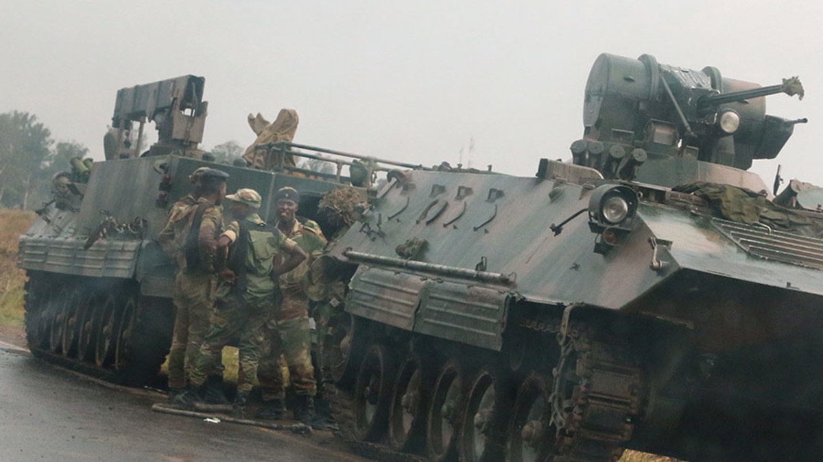В ночь на 15 ноября военные в Зимбабве взяли под свой контроль гостелекомпанию ZBC, поместили под арест президента страны Роберта Мугабе, который правил там с 1980 года, и задержали министра финансов. Ситуация была спровоцирована решением Мугабе отправить в отставку вице-президента Эммерсона Мнангагву.
