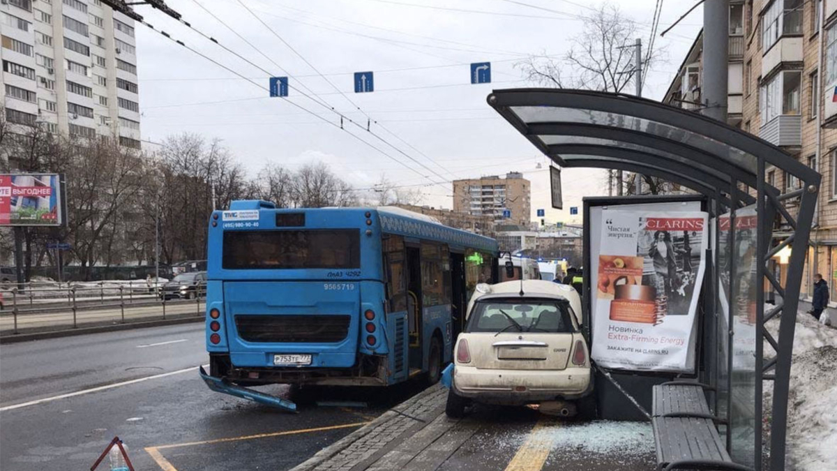 В Москве машина въехала в высаживающий людей на остановке автобус — РБК