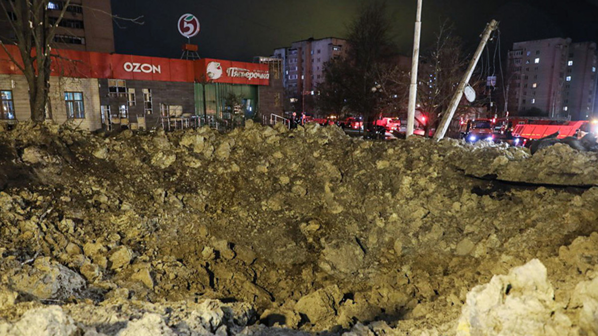 Последствия взрыва из-за падения бомбы с самолета в Белгороде — РБК