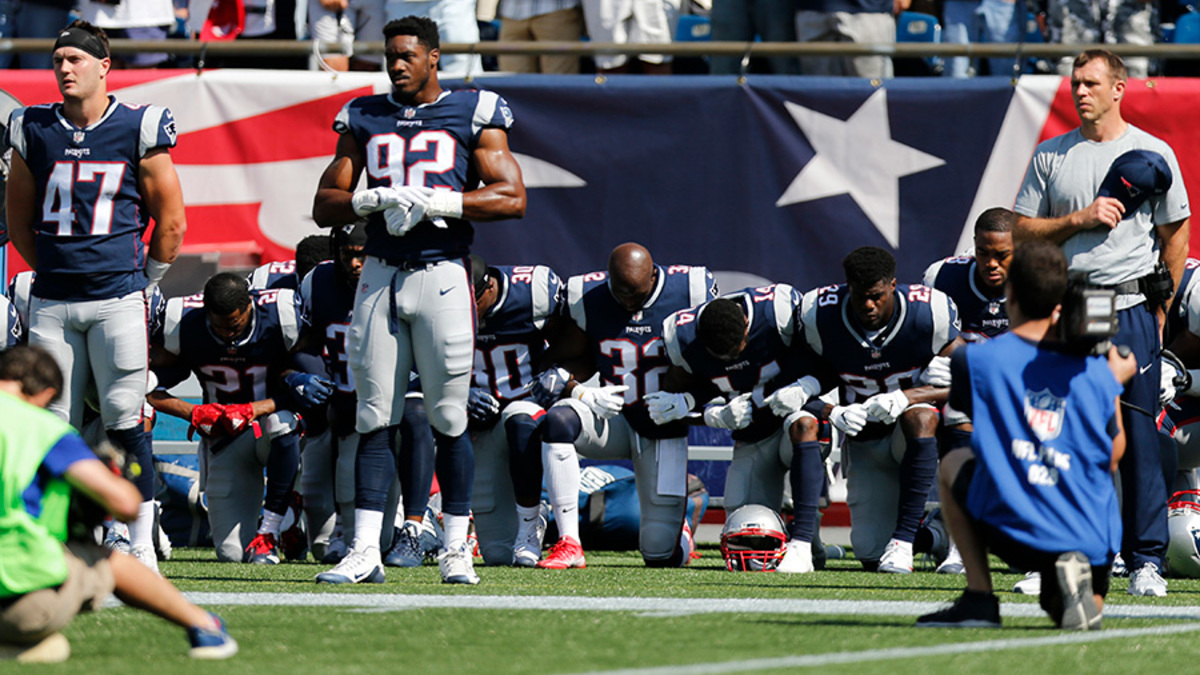 Игроки New England Patriots выражают протест перед игрой с Houston Texans



